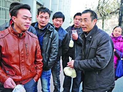 市民自掏万元每天给排队买火车票陌生人送早点