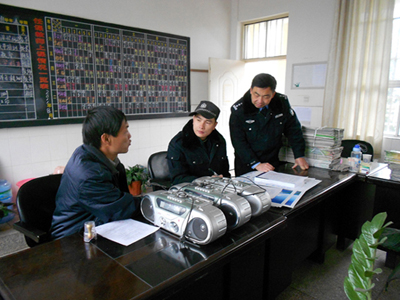 云南宜良铁警深入学校开展爱路护路宣传