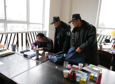 云南宜良铁警深入学校开展爱路护路宣传