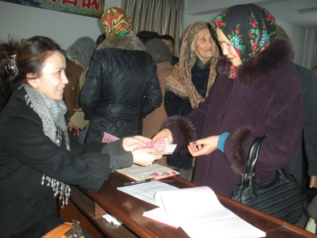 伊犁州 两节 一次性生活补贴资金发到困难群众
