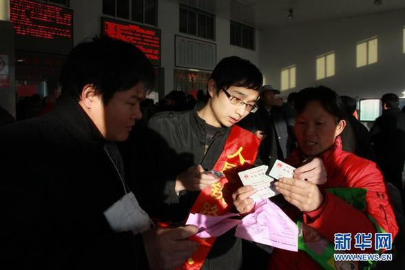 山东威海“订票哥” 温暖春运回家路