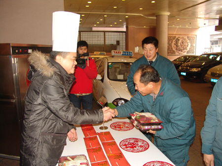 沈阳盛贸饭店:爱心午餐大派送