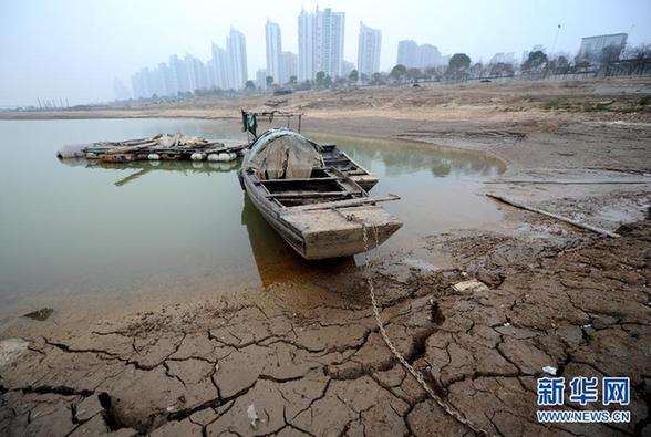 江河出现严重低枯水位 上百万人生活用水受影响