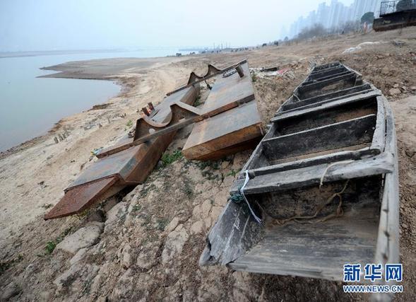 江河出现严重低枯水位 上百万人生活用水受影响