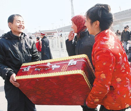过年方式大盘点：打工最辛苦守龙宝宝最幸福