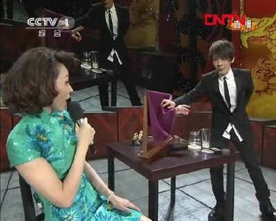 网友揭秘龙年春晚刘谦“镜子里喝咖啡”