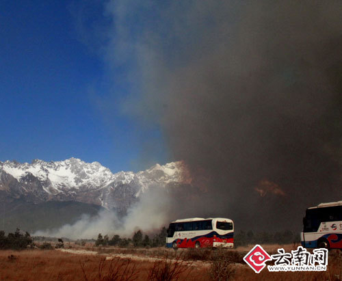 1000余军警民奋战玉龙县境内山火 起火原因正在调查