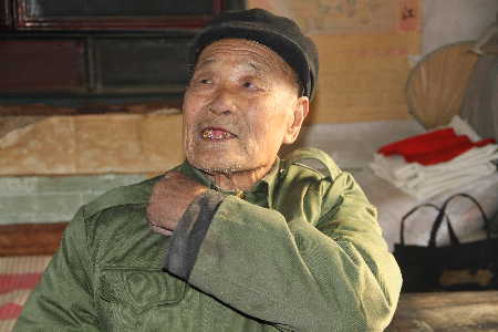 87岁老兵一腔热血守护英灵30余载(组图)