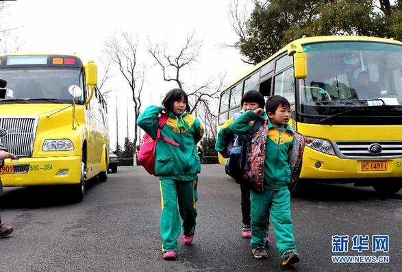 上海崇明县政府为学生购校车 实行三方管理