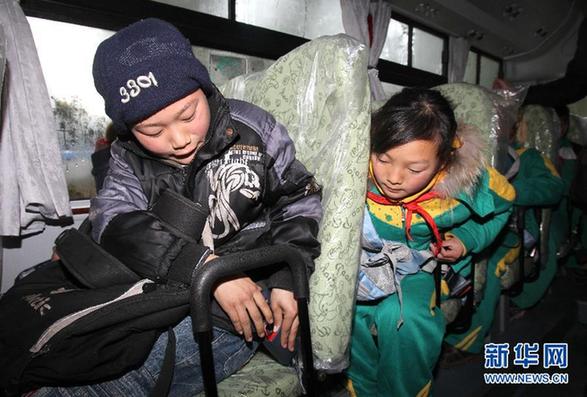 上海崇明县政府为学生购校车 实行三方管理