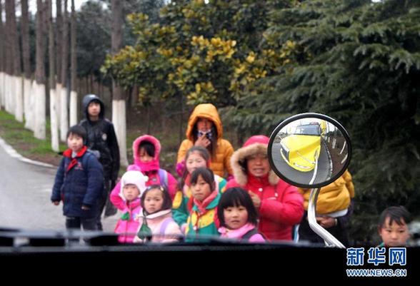 上海崇明县政府为学生购校车 实行三方管理