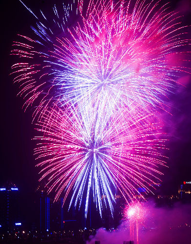 燃放烟花现场 记者向明超 摄 2012年2月6日晚,恰值中国龙年元宵佳节