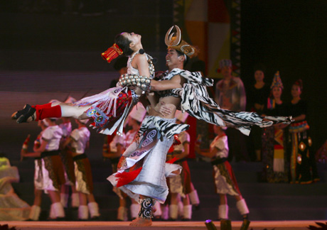 2012中国•德宏景颇族国际目瑙纵歌节隆重举行