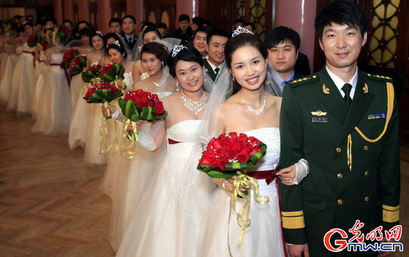 北京市公安局为民警举办集体祈福婚礼