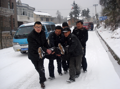 岳西供电风雪中紧急抢救车祸受伤人员