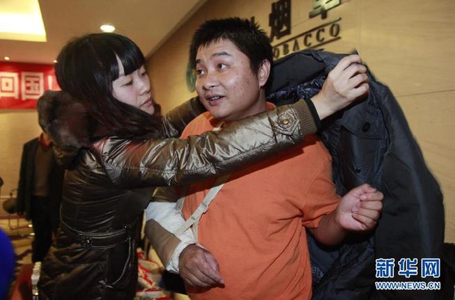17名在苏丹劫持事件中脱险的中国工人回到成都