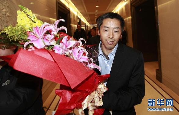 17名在苏丹劫持事件中脱险的中国工人回到成都