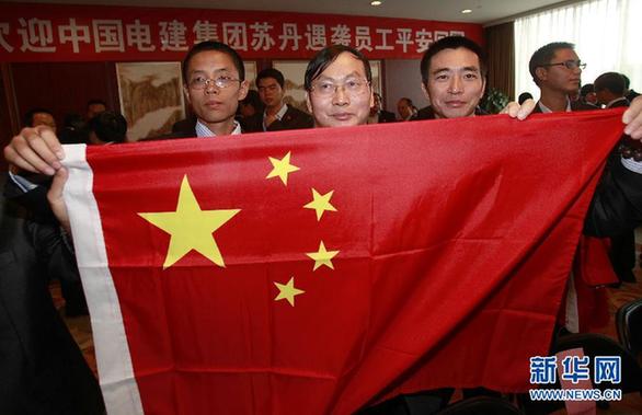 17名在苏丹劫持事件中脱险的中国工人回到成都