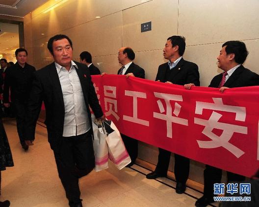 17名在苏丹劫持事件中脱险的中国工人回到成都