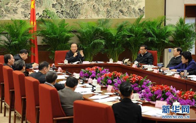 温家宝主持召开座谈会 听取各界人士对政府工作报告意见和建议