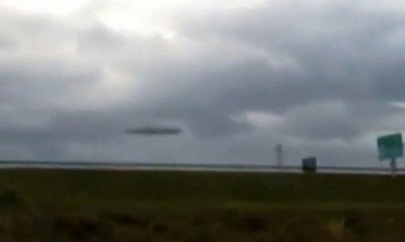 “UFO”降临美国工业园视频爆红 网友质疑