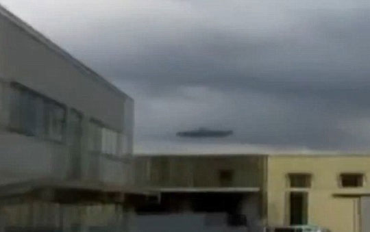 “UFO”降临美国工业园视频爆红 网友质疑