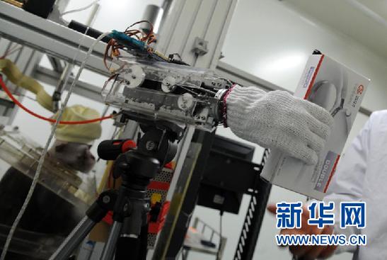 中国科学家实现猴子大脑信号“遥控”机械手