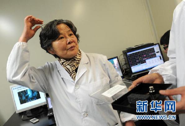 中国科学家实现猴子大脑信号“遥控”机械手(图)