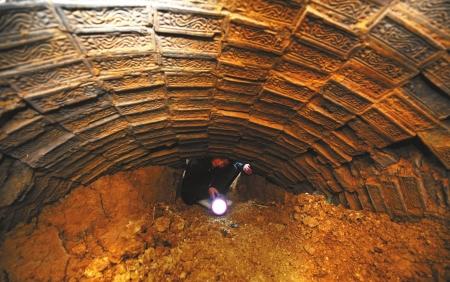 成都汉墓里发现空矿泉水瓶 墓砖精美内部已空