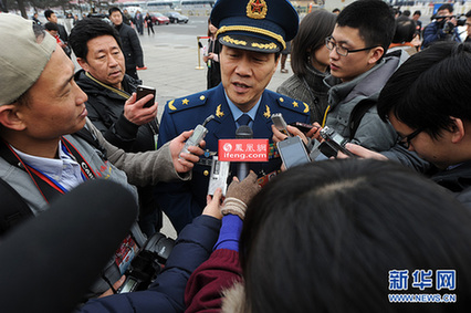 两会期间政协委员遭遇记者围堵