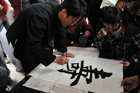 中原工学院：雷锋精神凝笔尖 素描书法献老人
