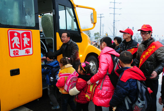 江苏省太仓市首批35辆长鼻子校车启用