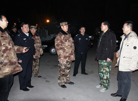 奎屯市委副书记吕钢一行深夜检查重点单位维稳安保工作情况