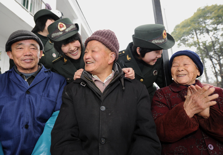 子弟兵爱心暖孤老