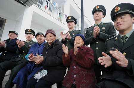 子弟兵爱心暖孤老