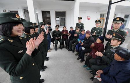 子弟兵爱心暖孤老