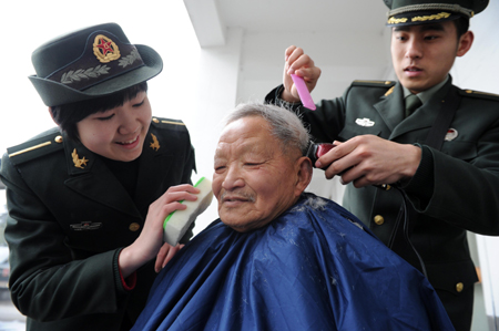 子弟兵爱心暖孤老