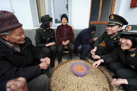 子弟兵爱心暖孤老