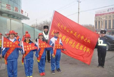 奎屯市“弘扬雷锋精神志愿服务队”走上街头开展活动