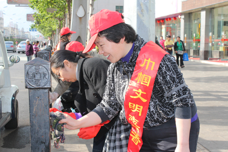 云南东川300余人上街践行雷锋精神