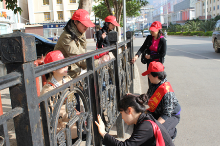 云南东川300余人上街践行雷锋精神