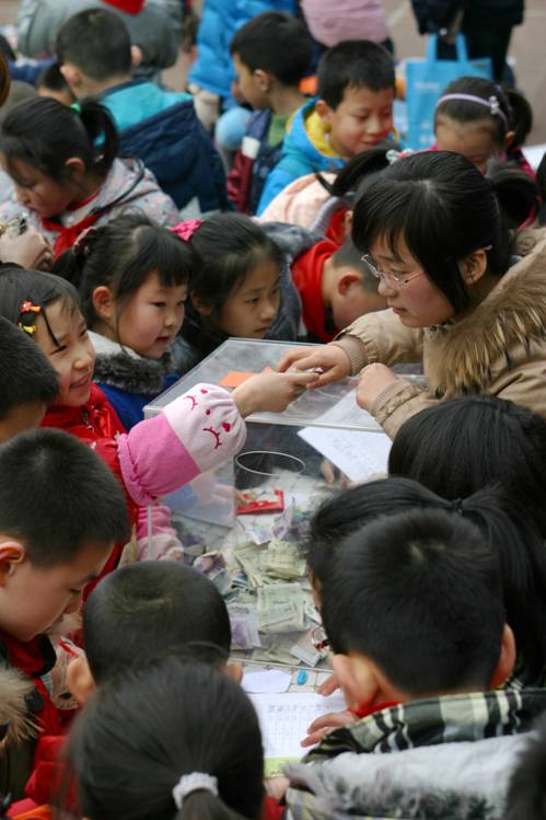 西安小学生组织跳蚤市场义卖为陕北植树治沙捐款