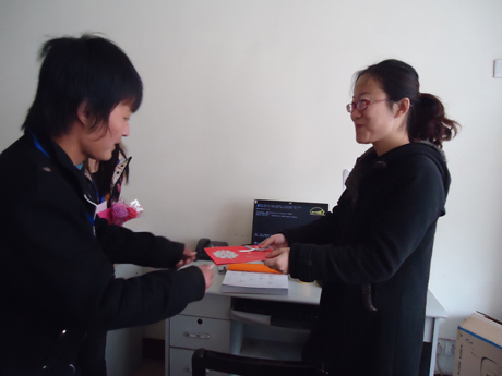 中原工学院学生开展“三八”节感恩女教师活动