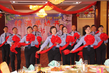 庆“三八”国际妇女节暨“好警嫂”表彰联欢会
