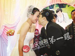 四川女子对白血病男友不离不弃 背其去登记结婚