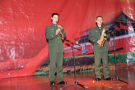 黑龙江省劳模艺术团赴边防总队新兵团慰问演出