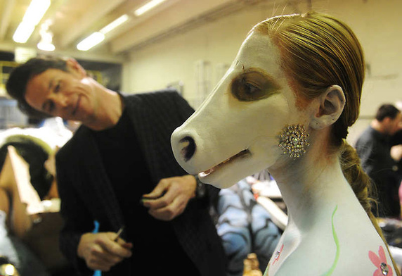 美国大胆时装秀上演另类<em>人体艺术</em> - 中国在线