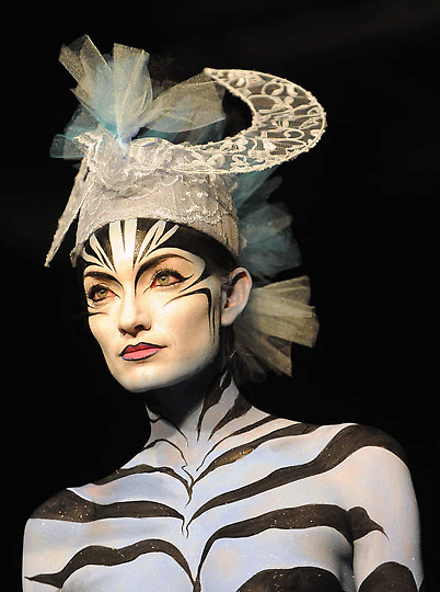 美国<em>大胆</em>时装秀上演另类<em>人体艺术</em> - 中国在线