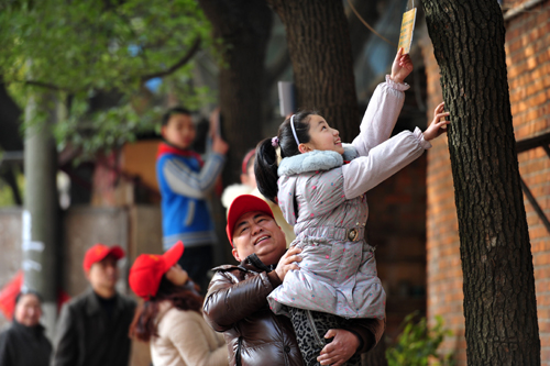 认领身边树 亲子共护绿