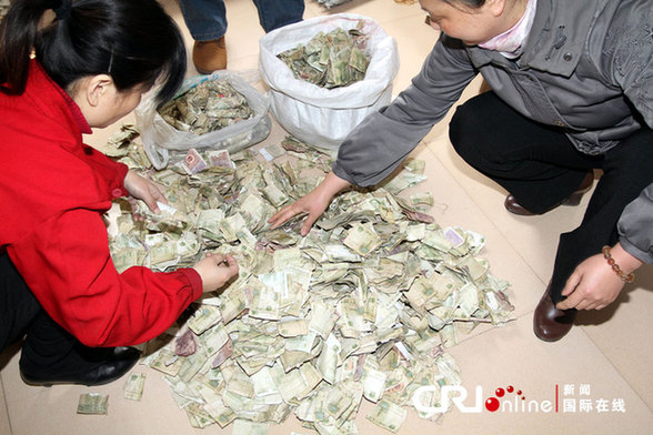 河南商丘公交公司连续12年用零钱发工资